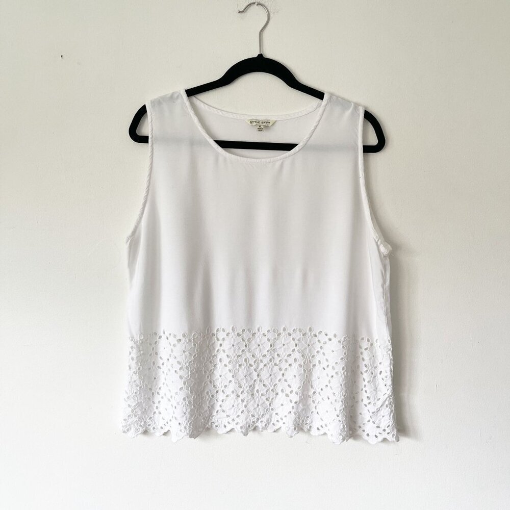 Style Envy White Sleeveless Top With Eyelet Lace Hem Size XL 100% Rayon